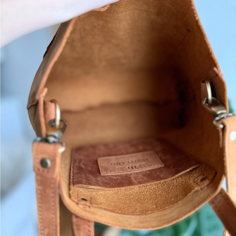 Portland Leather Medium Crossbody Tote Bag Dakota Leather - Picture 9 of 11